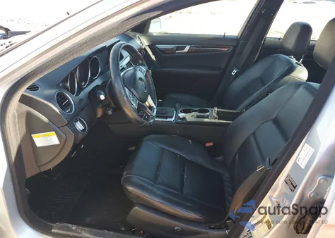 2013 Mercedes-Benz C 250 из США, поврежденный, VIN WDDGF4HB2DG096680